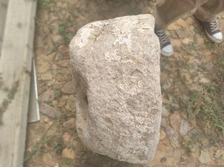 Pila de agua antigua de piedra