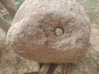 Pila de agua antigua de piedra