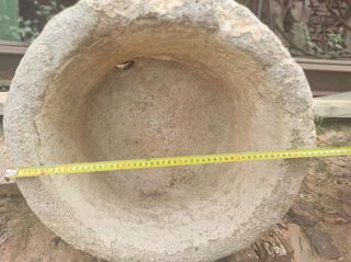 Pila de agua antigua de piedra