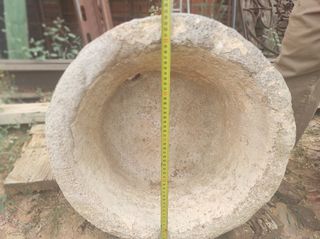 Pila de agua antigua de piedra