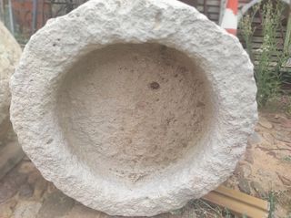 Pila agua antigua de piedra