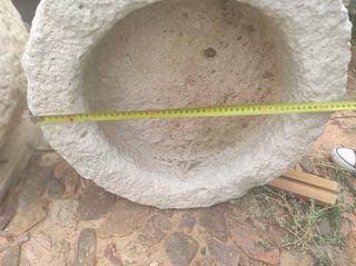 Pila agua antigua de piedra