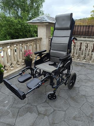Silla de ruedas basculante reclinable y plegable