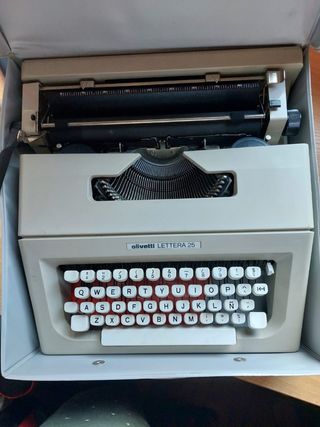 Maquina de escribir Olivetti lettera 25