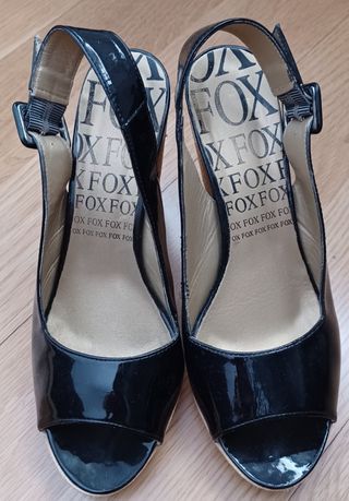 Sandalias negras marca Fox.