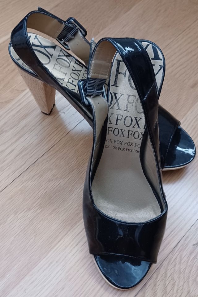 Sandalias negras marca Fox.