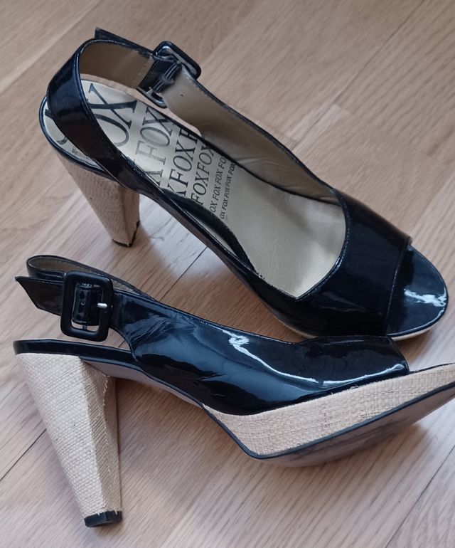 Sandalias negras marca Fox.