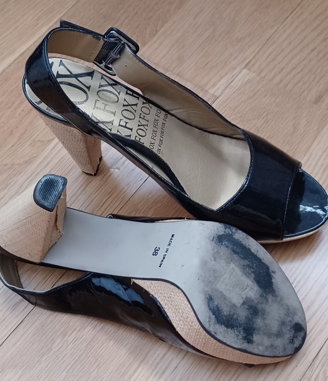 Sandalias negras marca Fox.