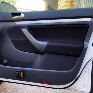 Tapizar paneles de puertas de coche