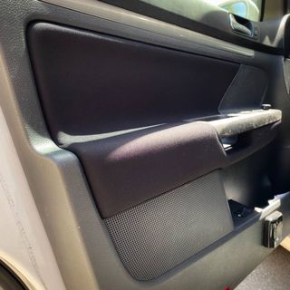 Tapizar paneles de puertas de coche
