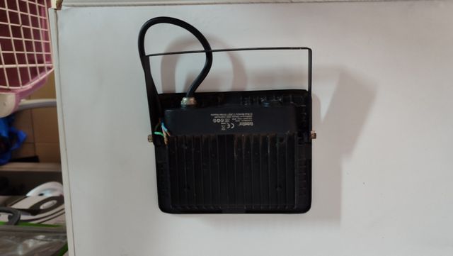 Foco 25w para exteriores