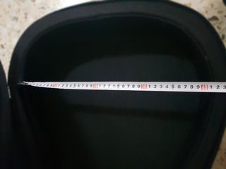 Funda de guitarra rígida.