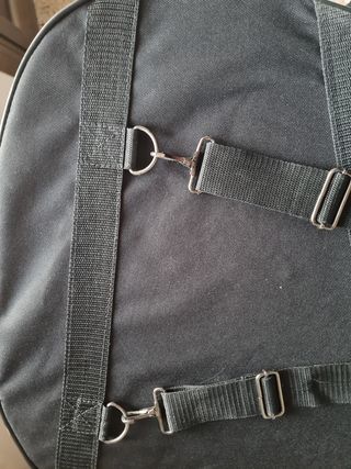 Funda de guitarra rígida.