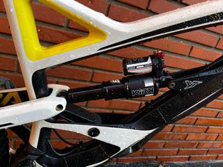 YT Capra pro de carbono