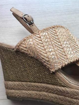 Sandalia de cuña