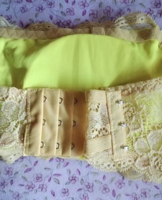 Top amarillo fosforito de encaje con brillo