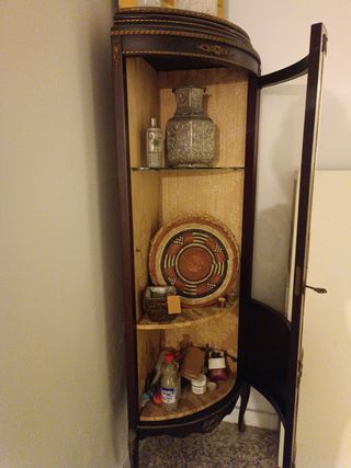 Rinconera con vitrina de madera antigua