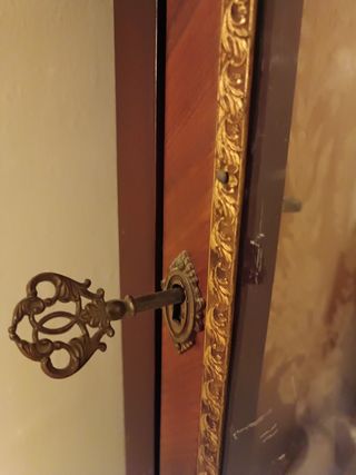 Rinconera con vitrina de madera antigua