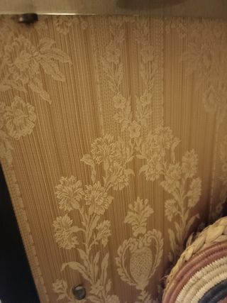 Rinconera con vitrina de madera antigua