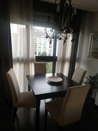 Conjunto de lámpara ,mesa y 4 sillas