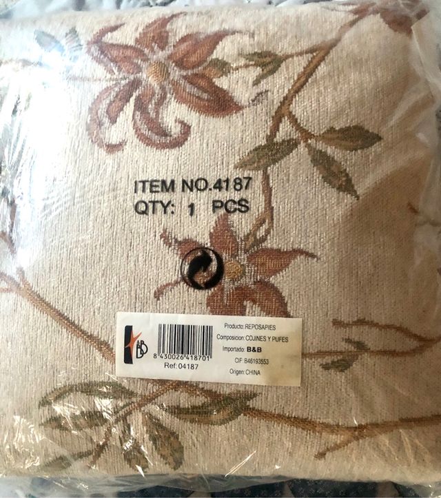 Reposapies tapizado en tela de flores