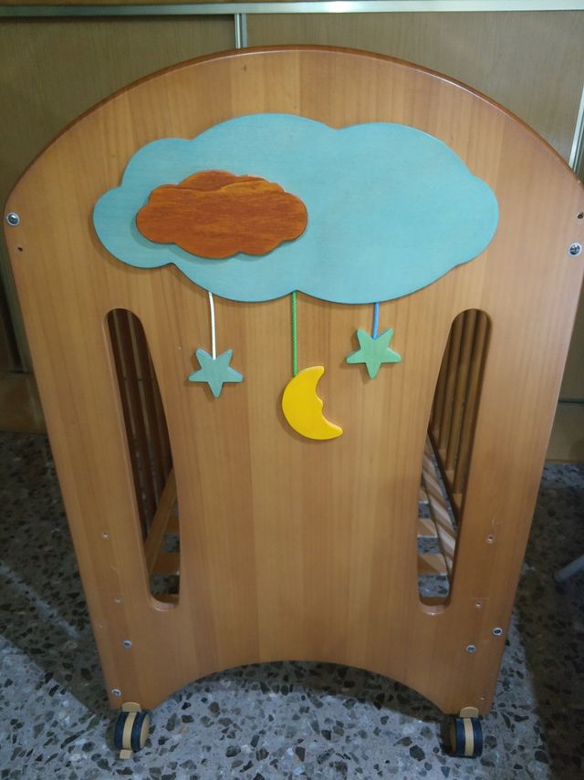 Cuna de madera con color natural y adorn