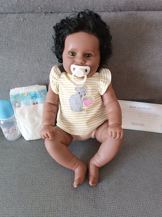 Bebé Reborn Afroamericano rizos y ojos verdes