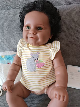 Bebé Reborn Afroamericano rizos y ojos verdes