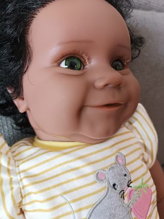 Bebé Reborn Afroamericano rizos y ojos verdes