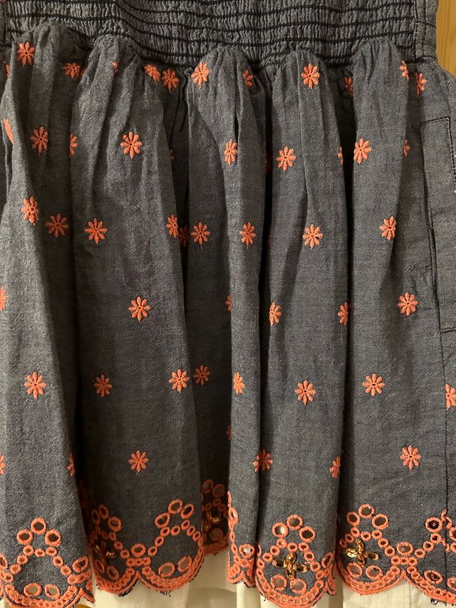 Vestido vaquero con flores rosas