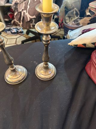 candelabros de plata sin velas.