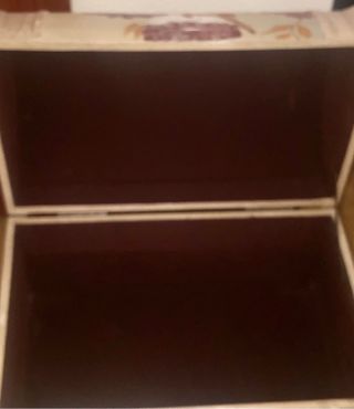 Baul blanco vintage decorado con flores