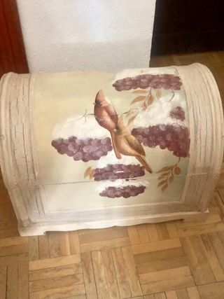 Baul blanco vintage decorado con flores