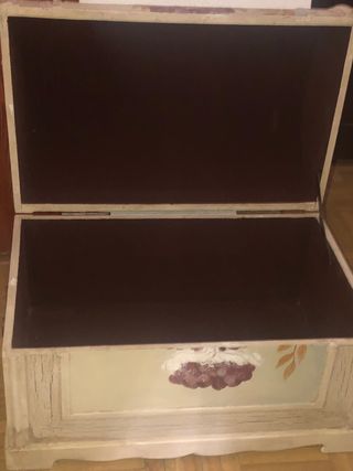 Baul blanco vintage decorado con flores