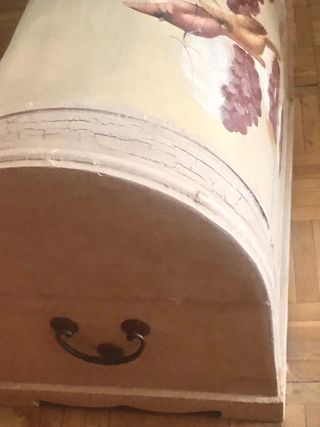 Baul blanco vintage decorado con flores