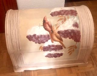 Baul blanco vintage decorado con flores