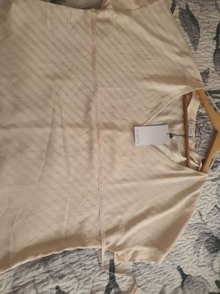 Blusa raso color champán. Violeta Mango