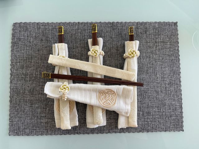 Juego 4 palillos chinos y servilletas