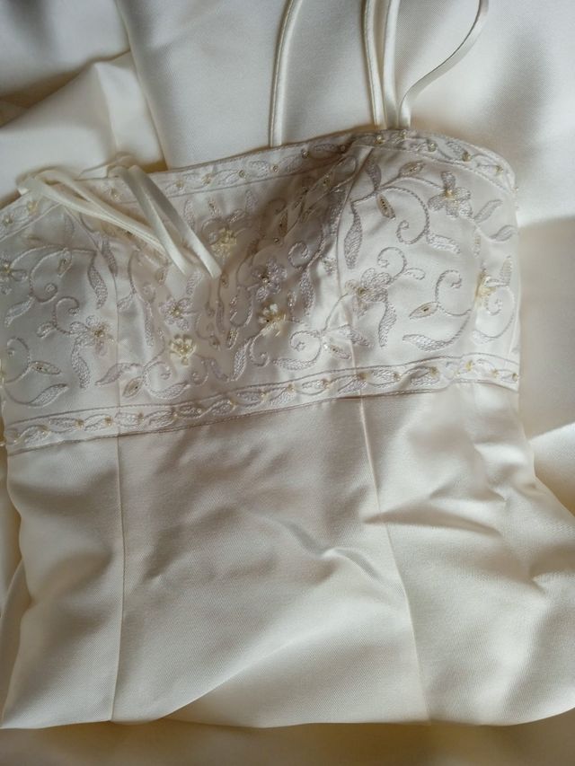 Traje de novia de dos piezas en raso blanco roto