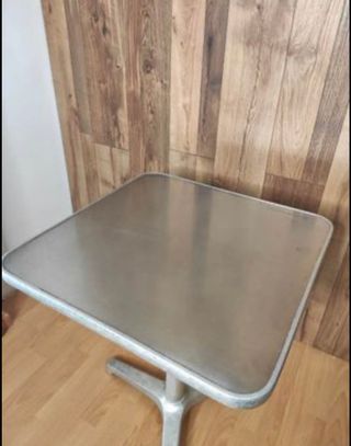 Mesa industrial vintage. Tablero 60cm x 60cm.