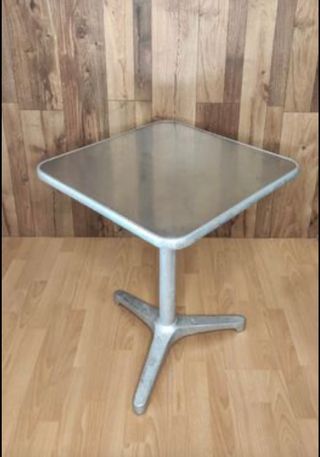 Mesa industrial vintage. Tablero 60cm x 60cm.