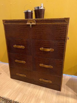 Cómoda de piel con cajones.
