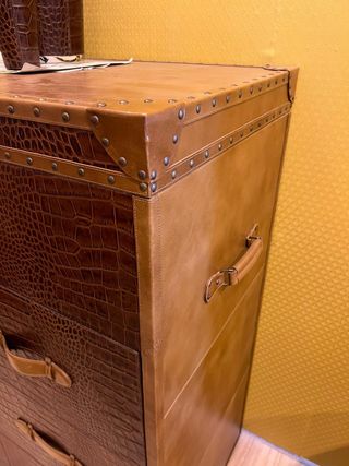 Cómoda de piel con cajones.