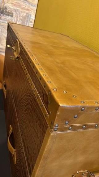 Cómoda de piel con cajones.