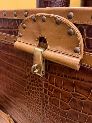 Cómoda de piel con cajones.