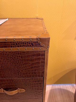 Cómoda de piel con cajones.