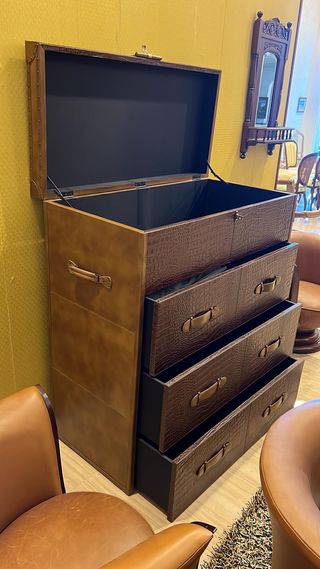 Cómoda de piel con cajones.