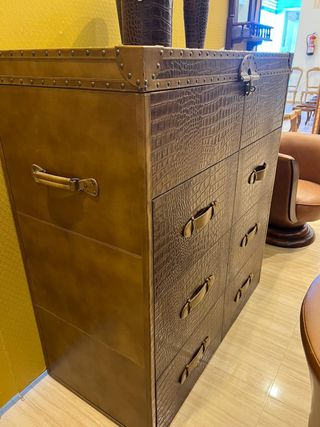 Cómoda de piel con cajones.