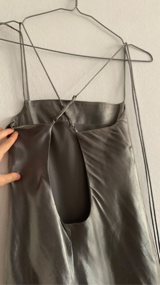 Novo vestido com alça prateada