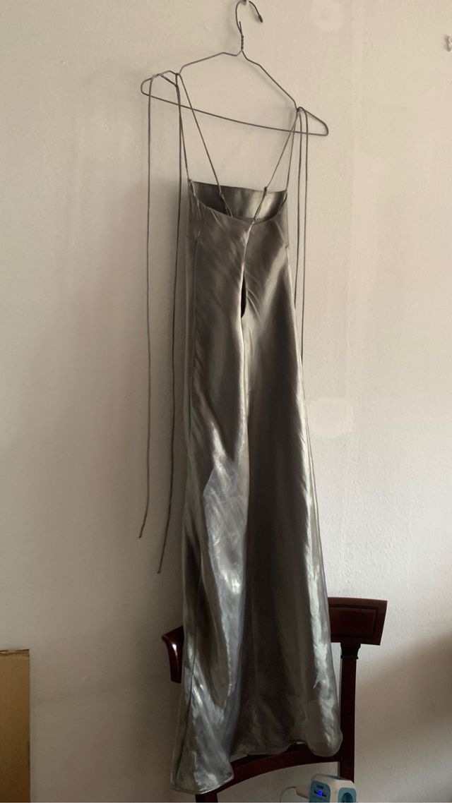 Novo vestido com alça prateada